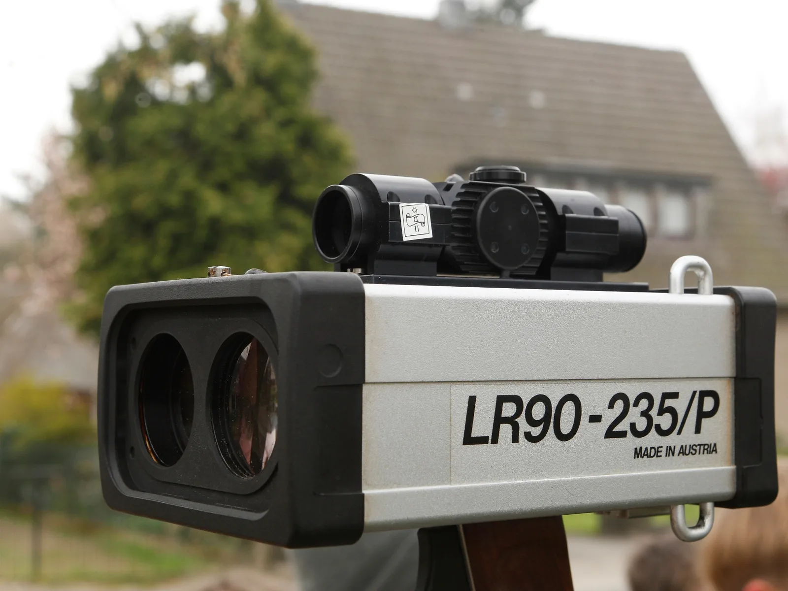 Handlasermessgerät LR90-235/P zur punktuellen Geschwindigkeitsmessung
