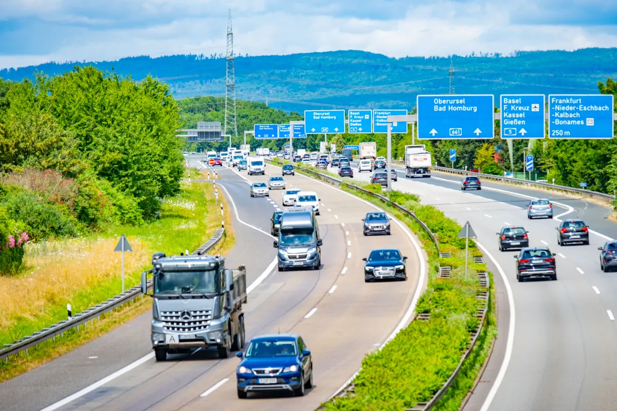 Brückenabstandsmessung auf einer Autobahn zur Kontrolle des Sicherheitsabstands