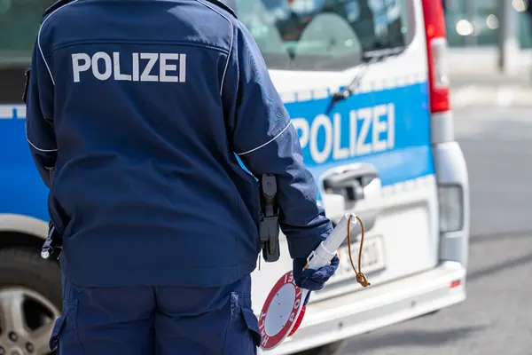 Sachverständiger prüft eine Geschwindigkeitsmessung ohne zugelassenes Messgerät anhand der Bußgeldakte