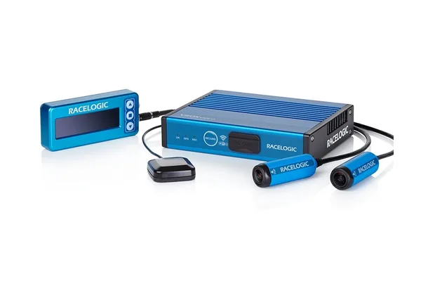 RaceLogic VBOX HD2 Videosystem mit GPS-Antenne in einem zivilen Polizeifahrzeug bei einer Geschwindigkeitsmessung