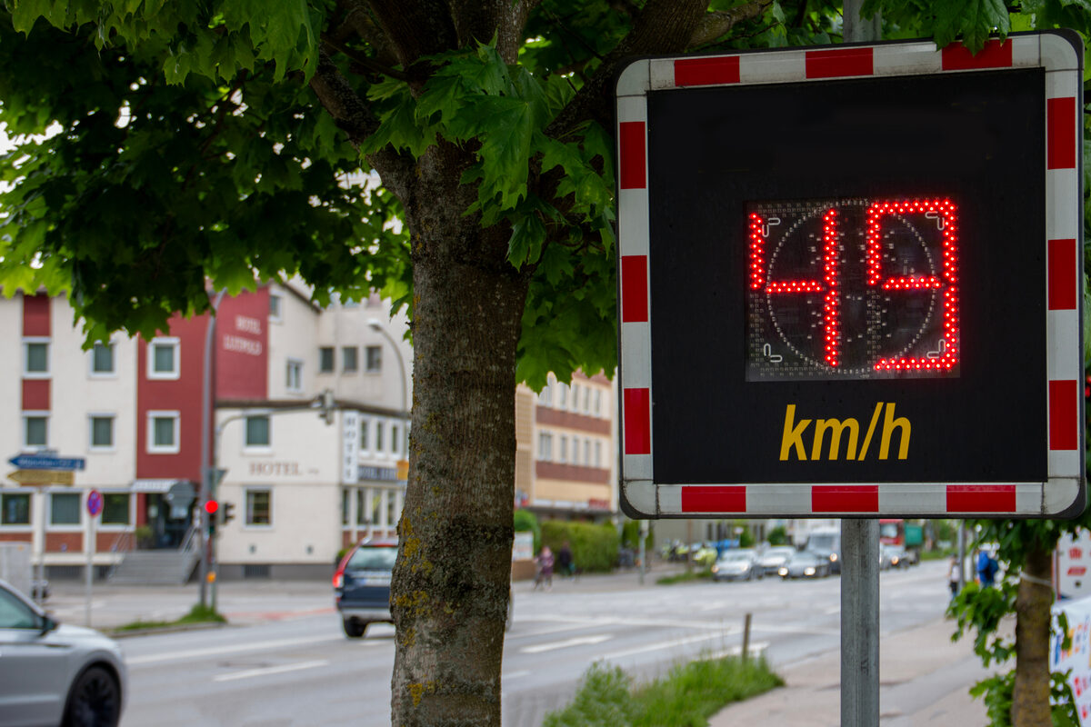 Geschwindigkeitsmessgerät mit Display, das den Toleranzabzug bei einer Blitzer-Messung anzeigt