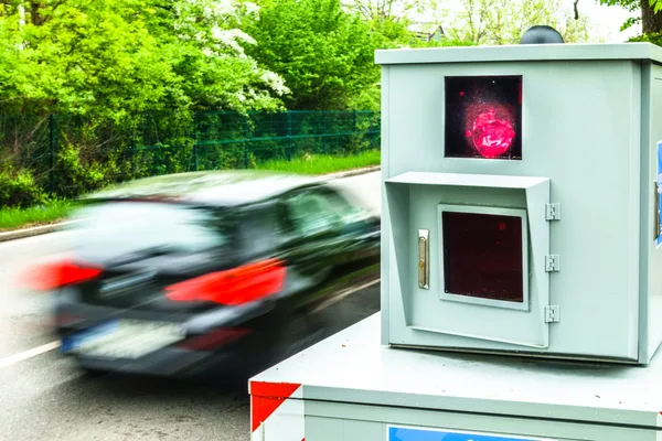 TraffiStar S351 Laserscanner-Geschwindigkeitsmessgerät von Jenoptik im MiniRack mit SmartCamera IV auf Stativ